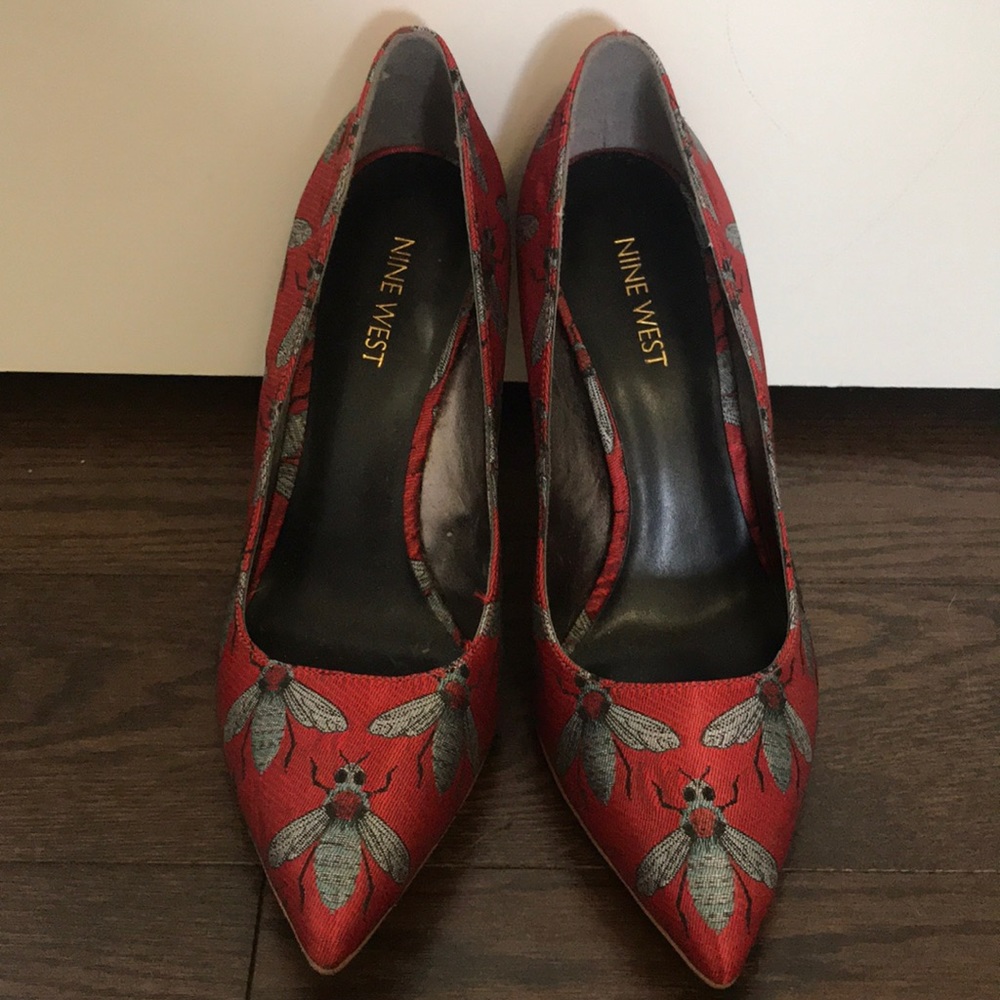 Nine West Tatiana Stiletto w/ Jacquard Bee Design